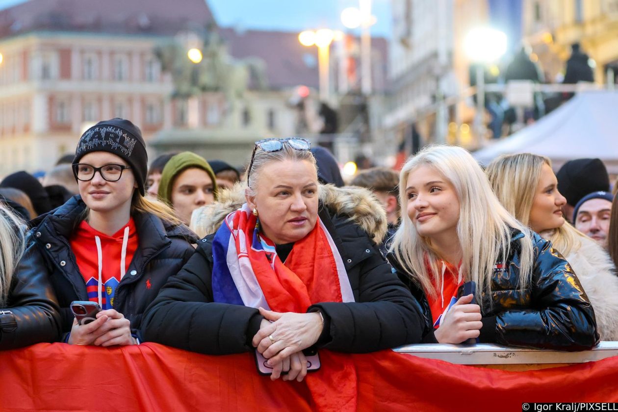 Zagreb: Počelo okupljanje građana za svečani doček rukometnih reprezentativaca nakon osvojene bronce na Europskom prvenstvu Zagreb: Počelo okupljanje građana za svečani doček rukometnih reprezentativaca nakon osvojene bronce na Europskom prvenstvu