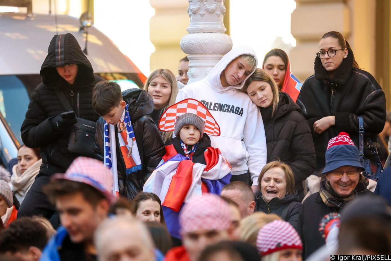 Zagreb: Počelo okupljanje građana za svečani doček rukometnih reprezentativaca nakon osvojene bronce na Europskom prvenstvu Zagreb: Počelo okupljanje građana za svečani doček rukometnih reprezentativaca nakon osvojene bronce na Europskom prvenstvu