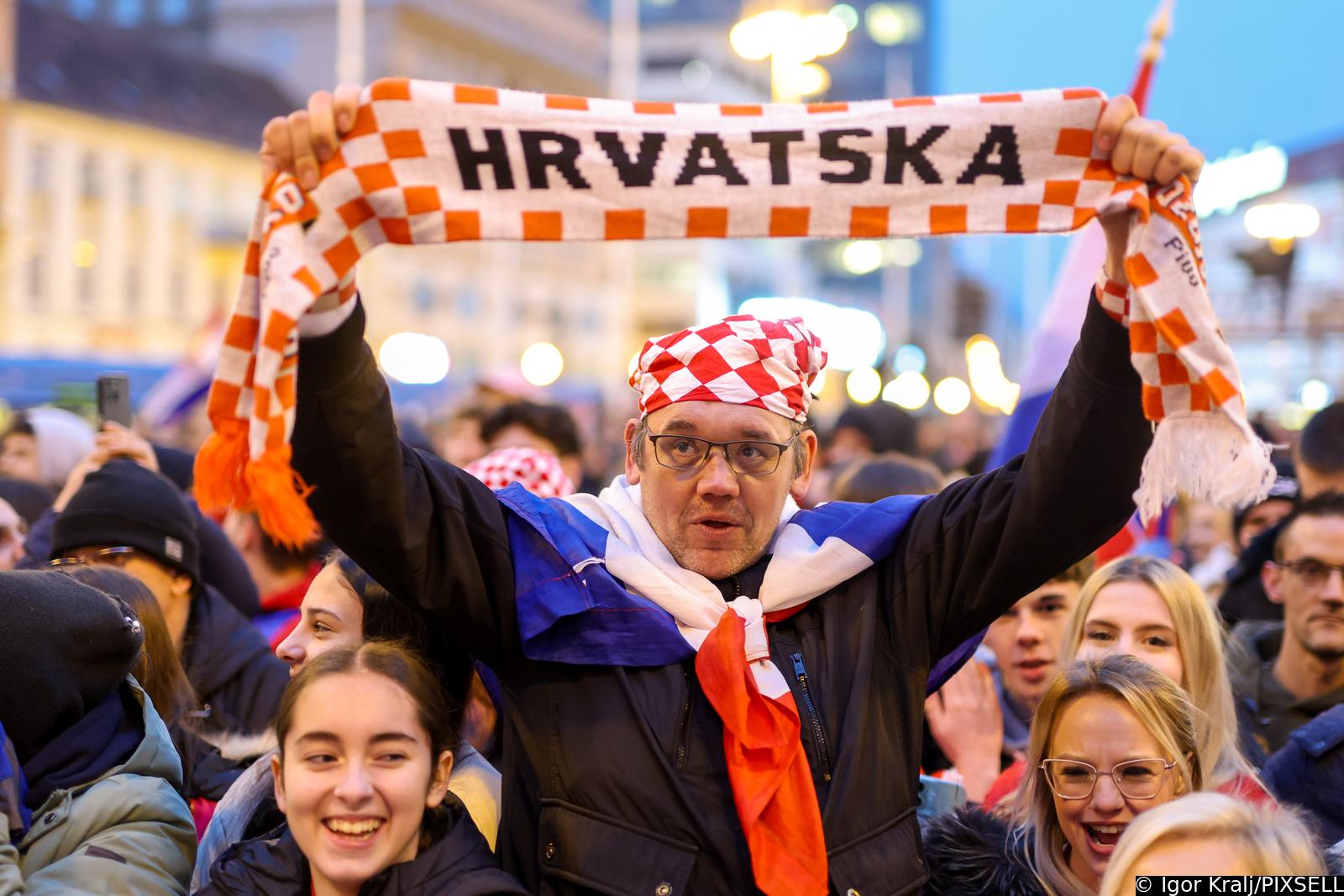 Zagreb: Počelo okupljanje građana za svečani doček rukometnih reprezentativaca nakon osvojene bronce na Europskom prvenstvu