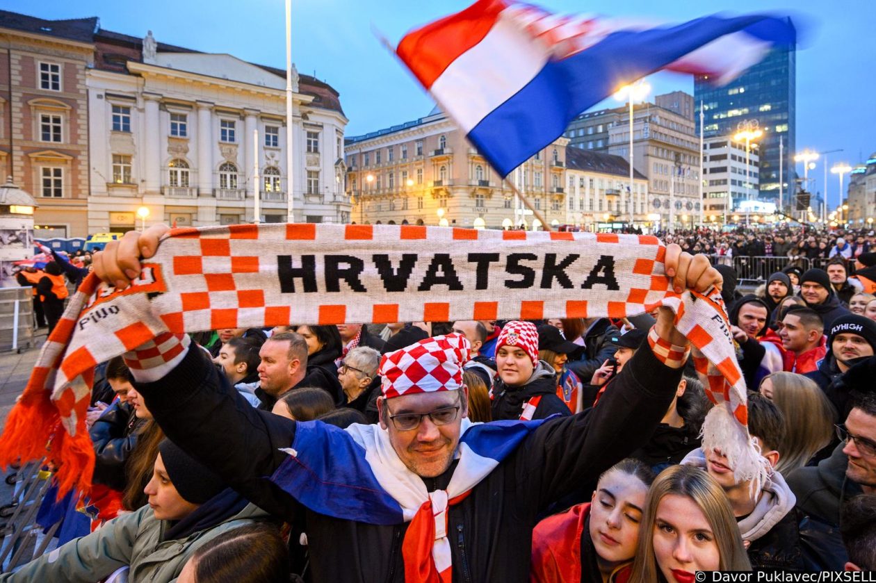 Zagreb: Počelo okupljanje građana za svečani doček rukometnih reprezentativaca nakon osvojene bronce na Europskom prvenstvu Zagreb: Počelo okupljanje građana za svečani doček rukometnih reprezentativaca nakon osvojene bronce na Europskom prvenstvu