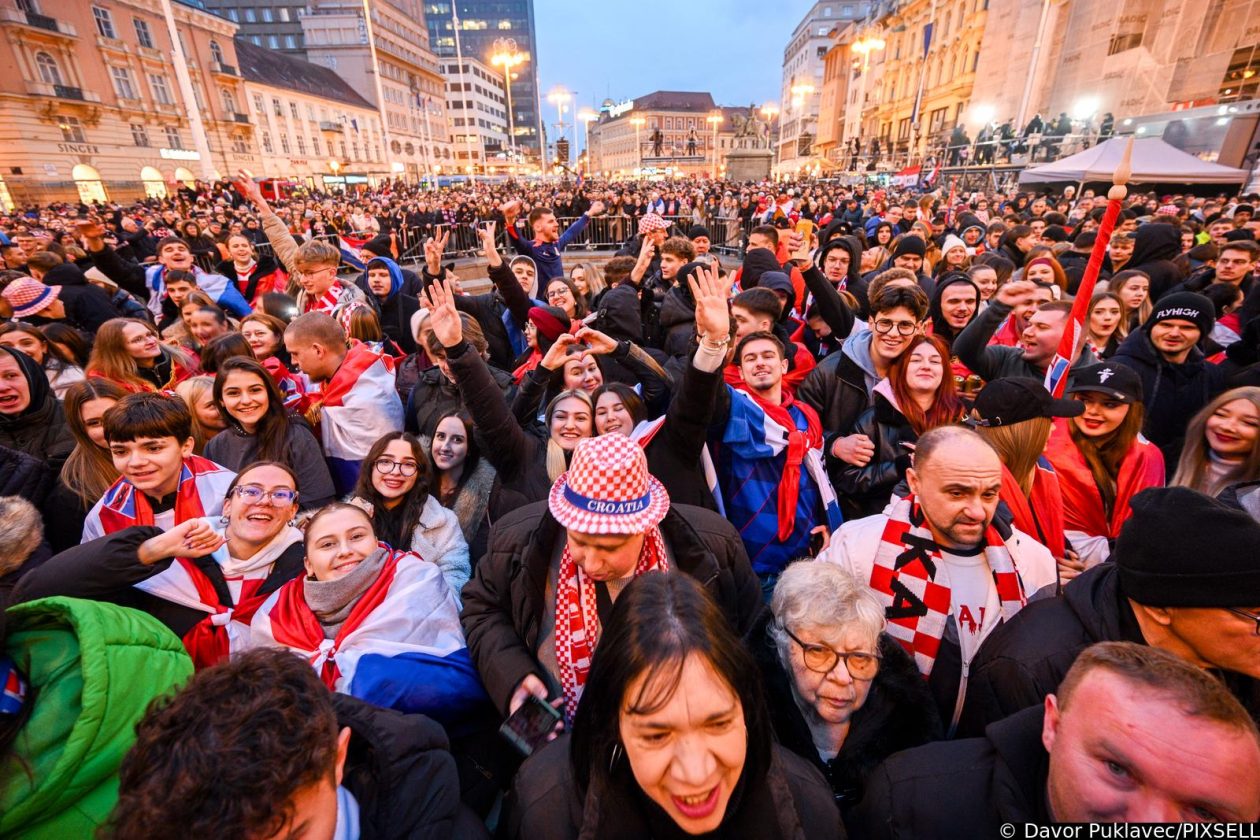 Zagreb: Počelo okupljanje građana za svečani doček rukometnih reprezentativaca nakon osvojene bronce na Europskom prvenstvu Zagreb: Počelo okupljanje građana za svečani doček rukometnih reprezentativaca nakon osvojene bronce na Europskom prvenstvu