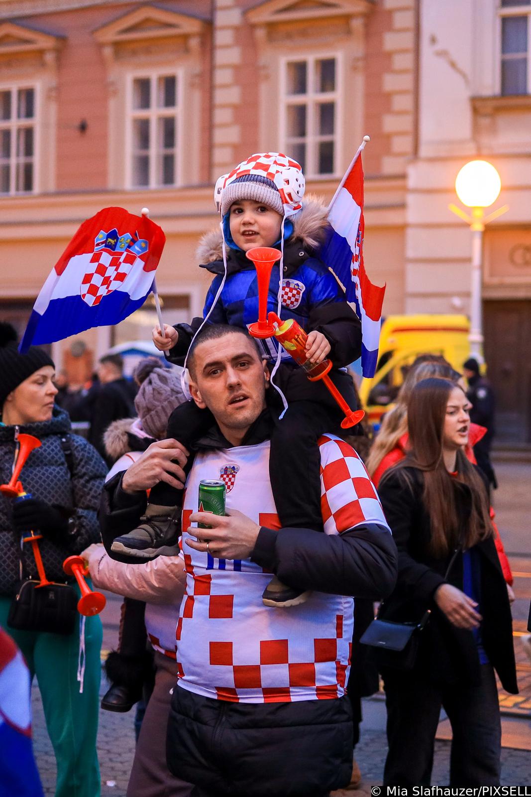 Zagreb: Počelo okupljanje građana za svečani doček rukometnih reprezentativaca nakon osvojene bronce na Europskom prvenstvu
