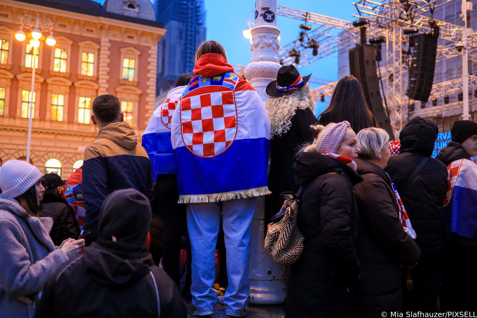 Zagreb: Počelo okupljanje građana za svečani doček rukometnih reprezentativaca nakon osvojene bronce na Europskom prvenstvu