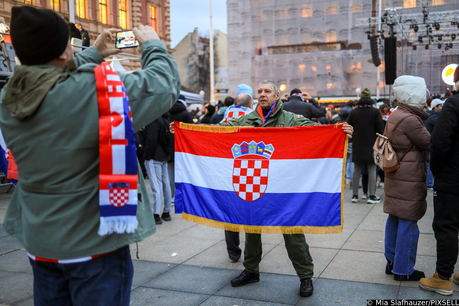 Zagreb: Počelo okupljanje građana za svečani doček rukometnih reprezentativaca nakon osvojene bronce na Europskom prvenstvu