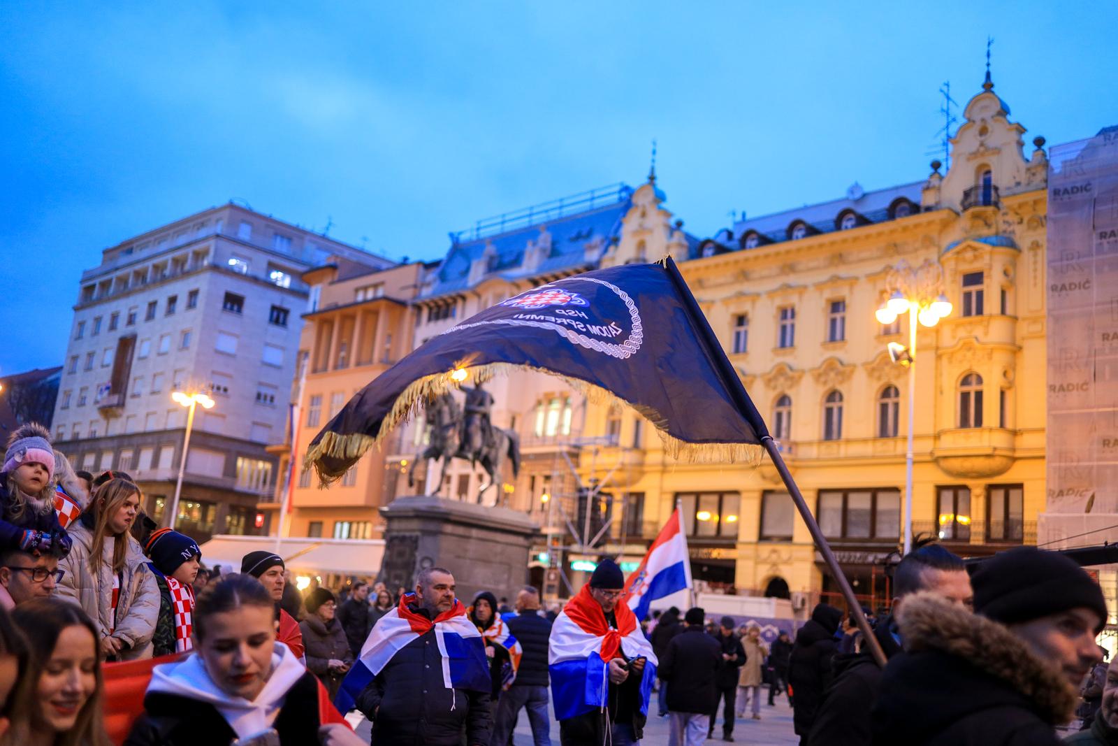Zagreb: Počelo okupljanje građana za svečani doček rukometnih reprezentativaca nakon osvojene bronce na Europskom prvenstvu