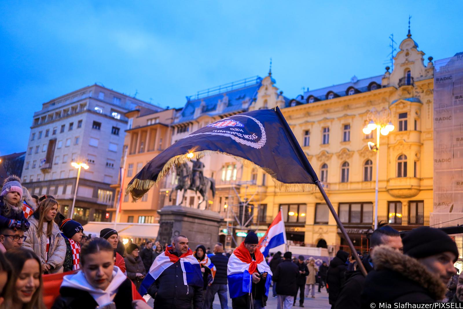 Zagreb: Počelo okupljanje građana za svečani doček rukometnih reprezentativaca nakon osvojene bronce na Europskom prvenstvu