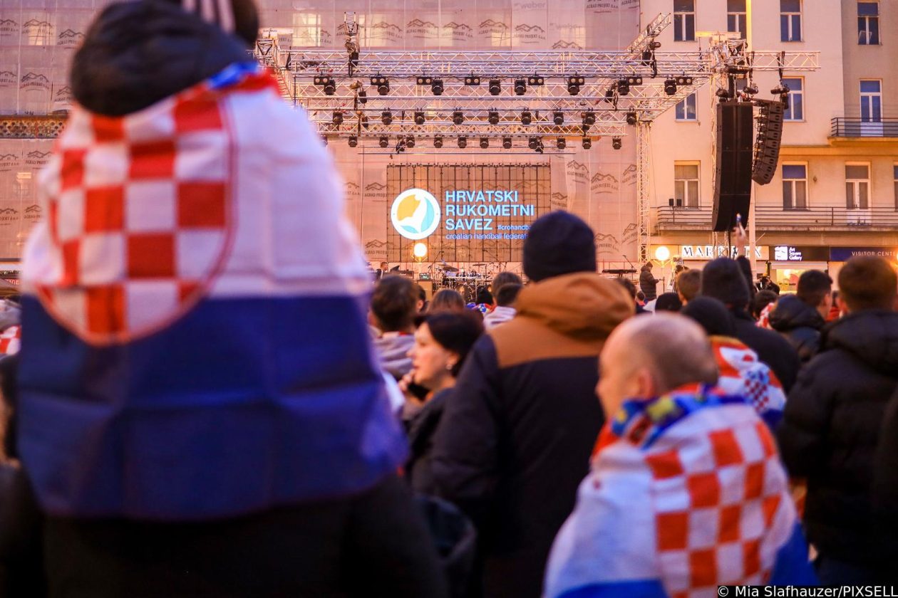 Zagreb: Počelo okupljanje građana za svečani doček rukometnih reprezentativaca nakon osvojene bronce na Europskom prvenstvu Zagreb: Počelo okupljanje građana za svečani doček rukometnih reprezentativaca nakon osvojene bronce na Europskom prvenstvu