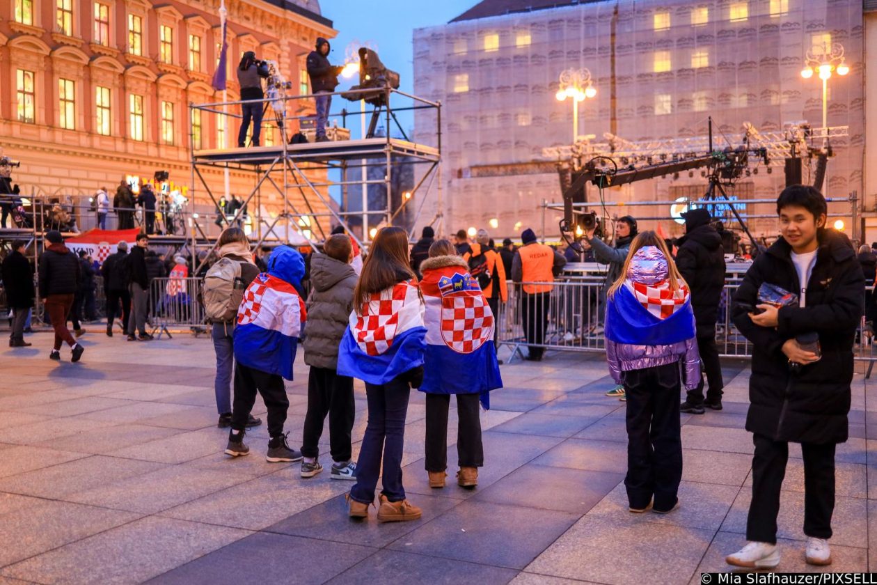 Zagreb: Počelo okupljanje građana za svečani doček rukometnih reprezentativaca nakon osvojene bronce na Europskom prvenstvu Zagreb: Počelo okupljanje građana za svečani doček rukometnih reprezentativaca nakon osvojene bronce na Europskom prvenstvu