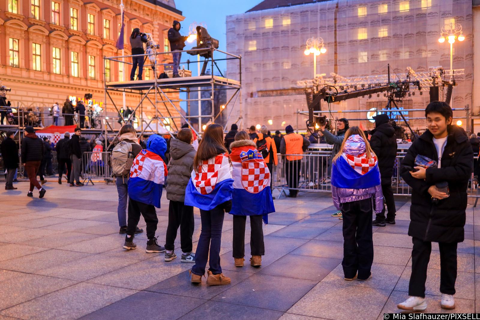 Zagreb: Počelo okupljanje građana za svečani doček rukometnih reprezentativaca nakon osvojene bronce na Europskom prvenstvu