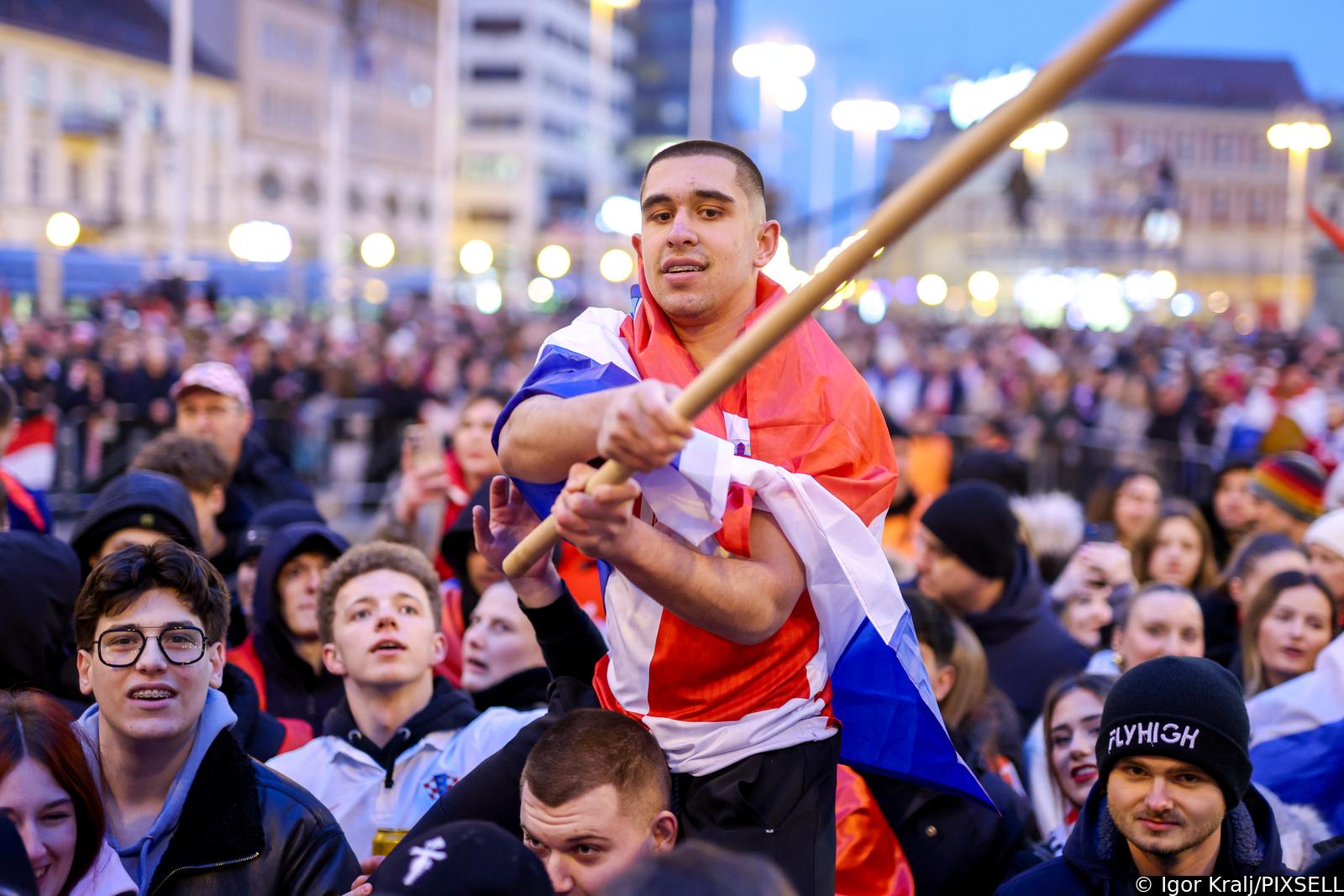 Zagreb: Počelo okupljanje građana za svečani doček rukometnih reprezentativaca nakon osvojene bronce na Europskom prvenstvu