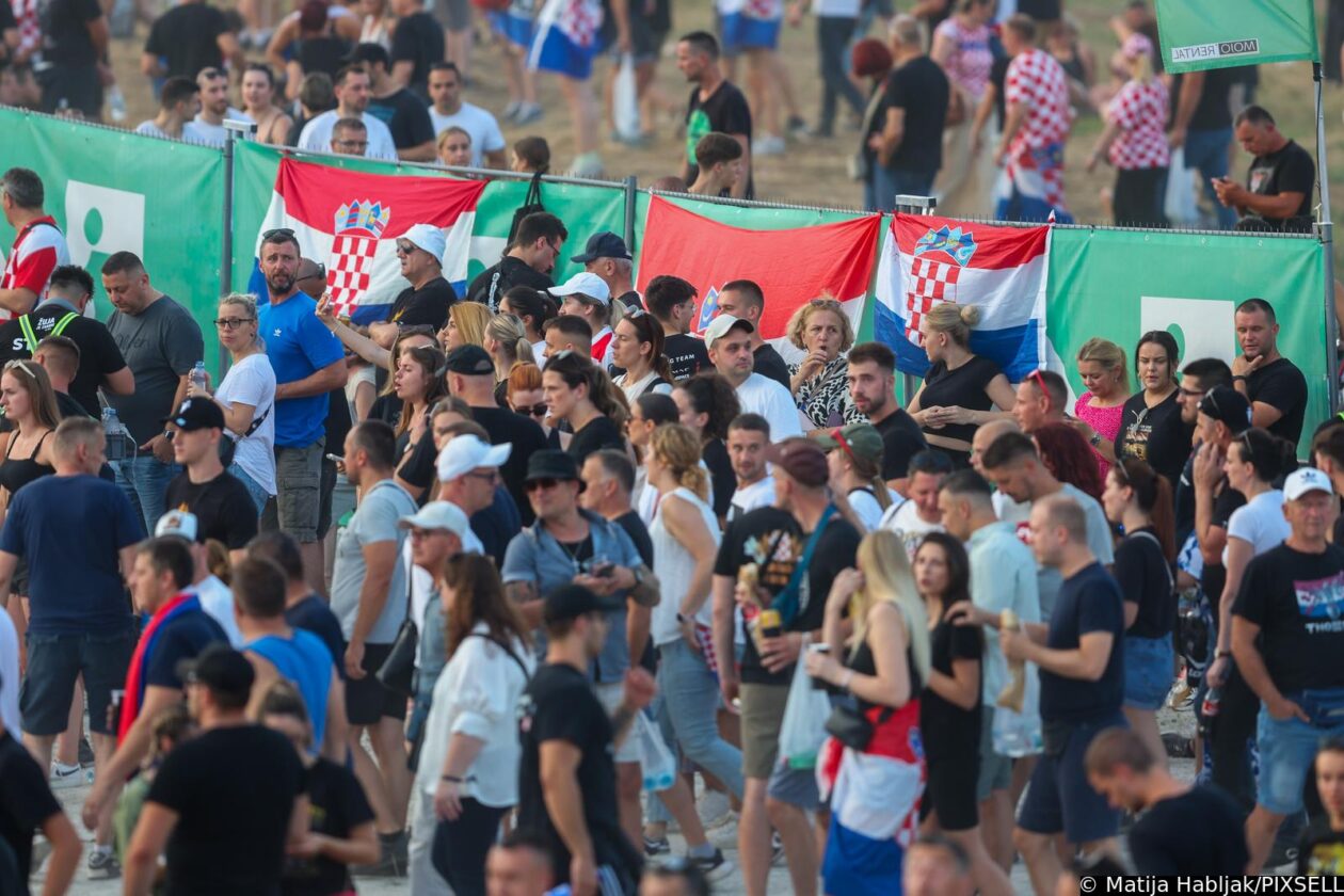 Zagreb: Obožavatelji zauzimaju mjesta unutar Hipodroma uoči početka koncerta Zagreb: Obožavatelji zauzimaju mjesta unutar Hipodroma uoči početka koncerta