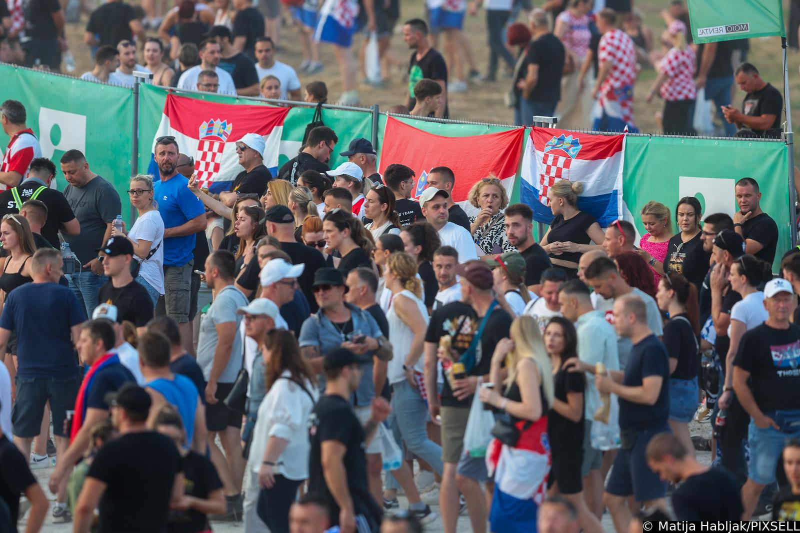 Zagreb: Obožavatelji zauzimaju mjesta unutar Hipodroma uoči početka koncerta