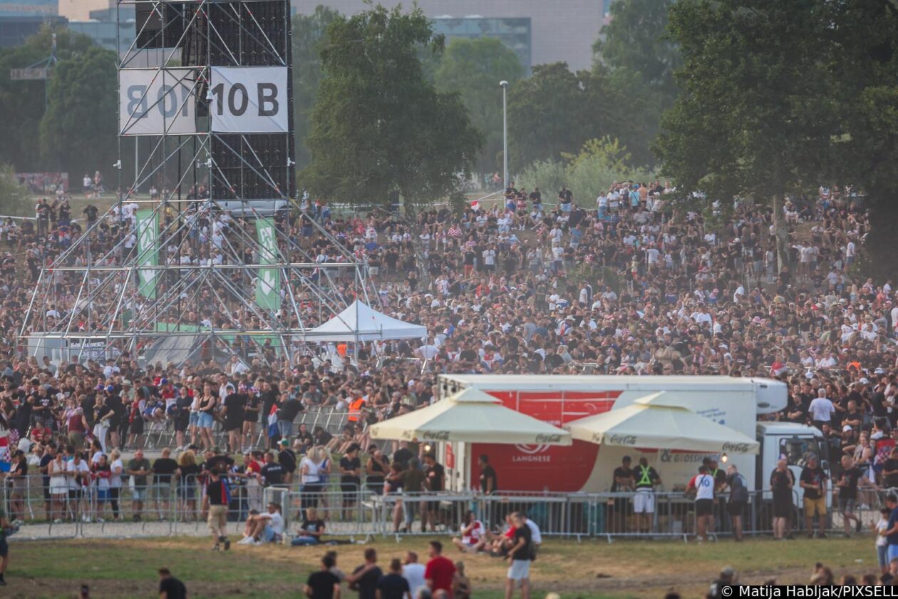 Zagreb: Obožavatelji zauzimaju mjesta unutar Hipodroma uoči početka koncerta Zagreb: Obožavatelji zauzimaju mjesta unutar Hipodroma uoči početka koncerta
