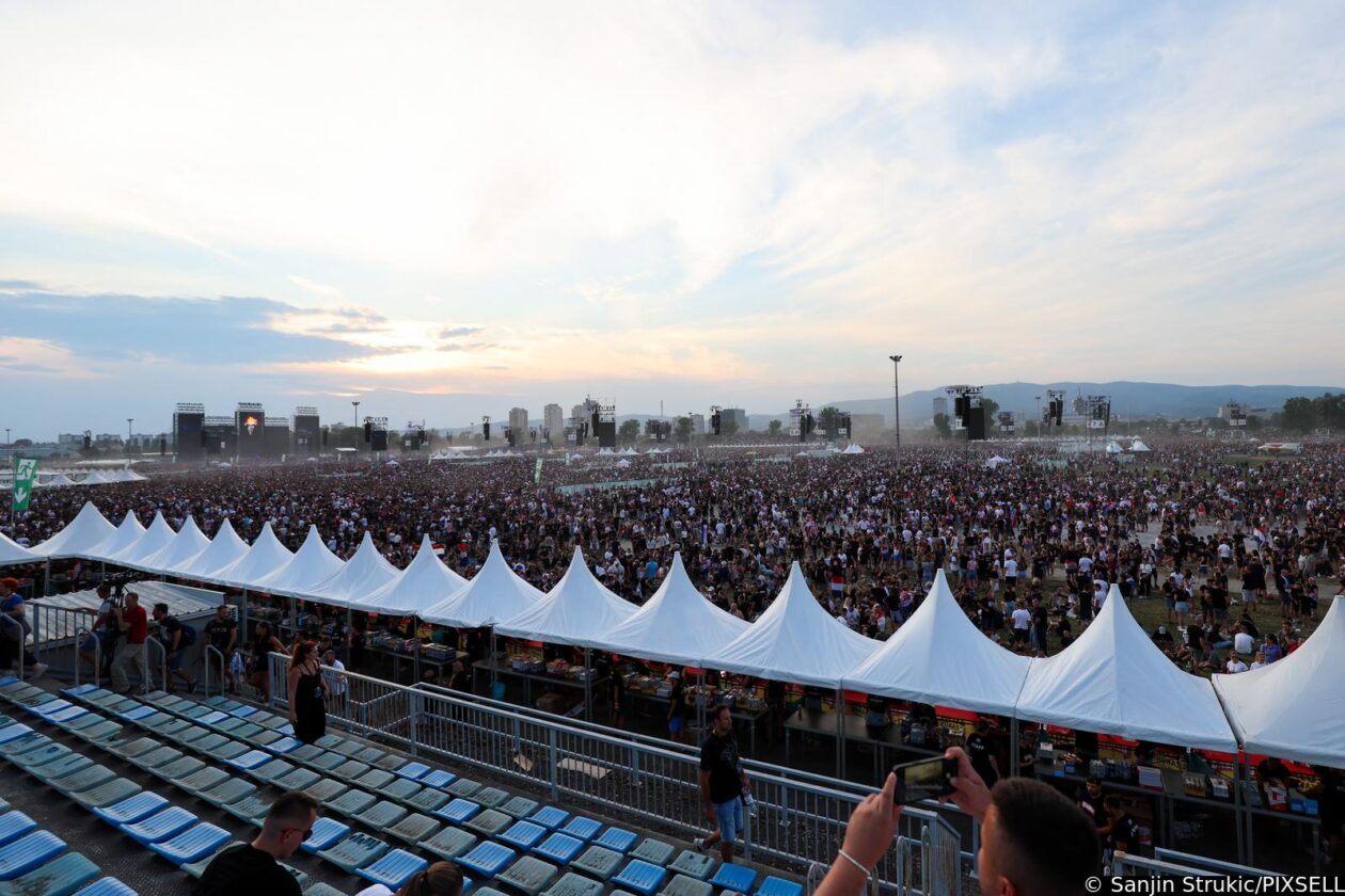 Zagreb: Obožavatelji zauzimaju mjesta unutar Hipodroma uoči početka koncerta Zagreb: Obožavatelji zauzimaju mjesta unutar Hipodroma uoči početka koncerta