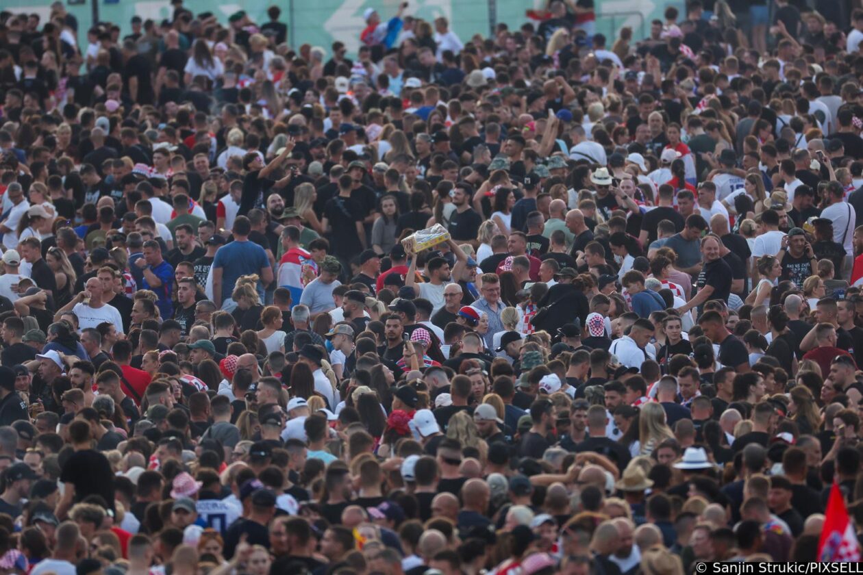 Zagreb: Obožavatelji zauzimaju mjesta unutar Hipodroma uoči početka koncerta Zagreb: Obožavatelji zauzimaju mjesta unutar Hipodroma uoči početka koncerta