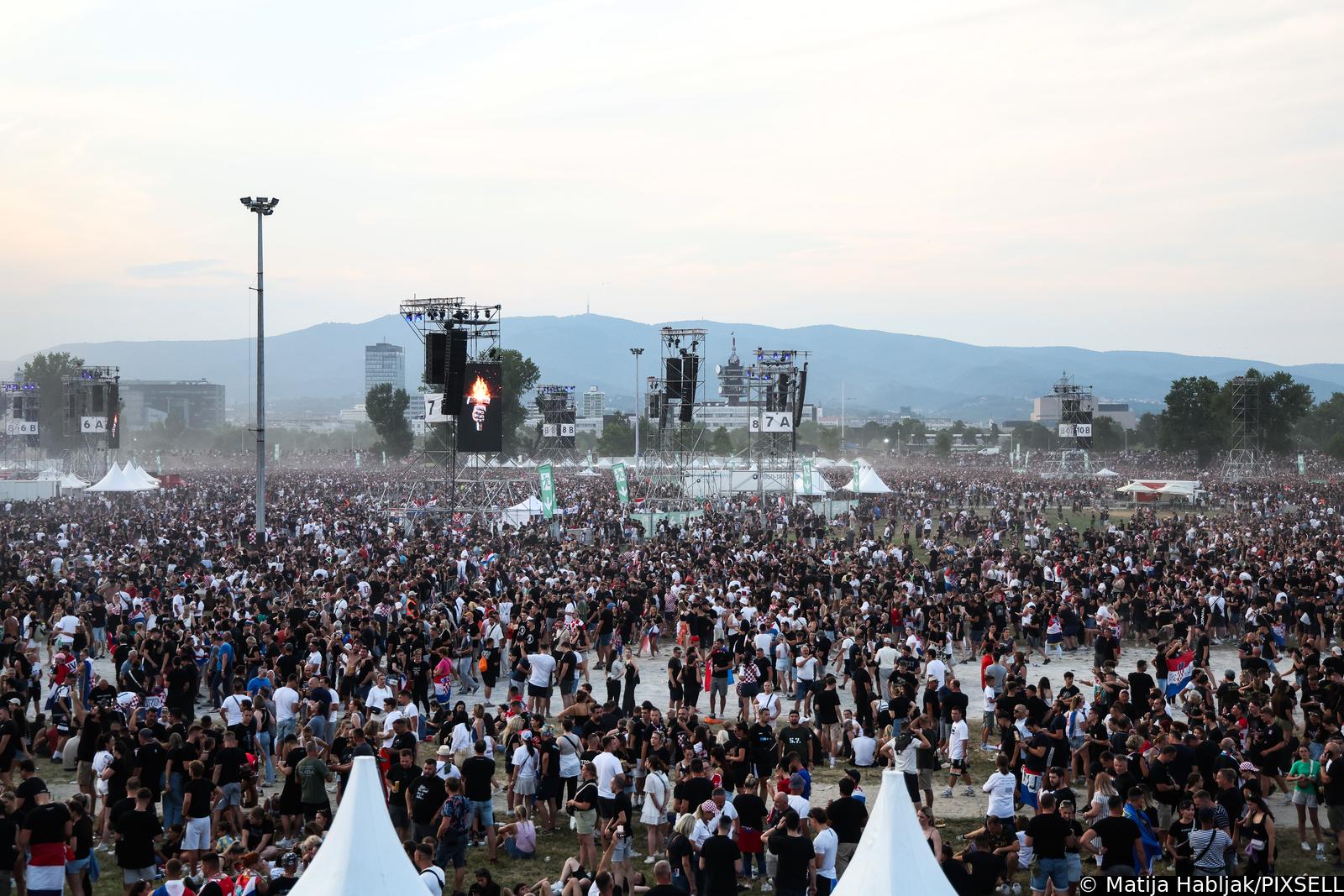 Zagreb: Atmosfera na Hipodromu uoči samog početka koncerta Marka Perkovića Thompsona