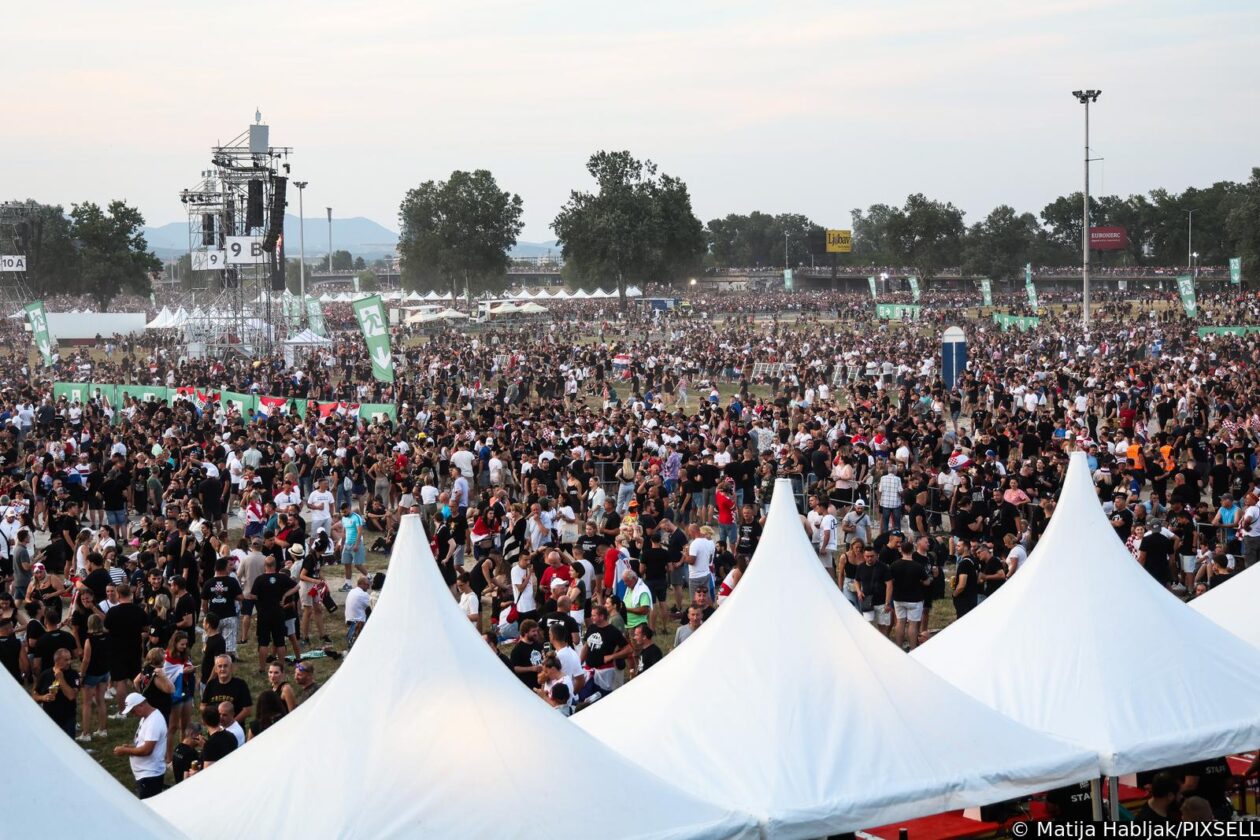 Zagreb: Atmosfera na Hipodromu uoči samog početka koncerta Marka Perkovića Thompsona Zagreb: Atmosfera na Hipodromu uoči samog početka koncerta Marka Perkovića Thompsona