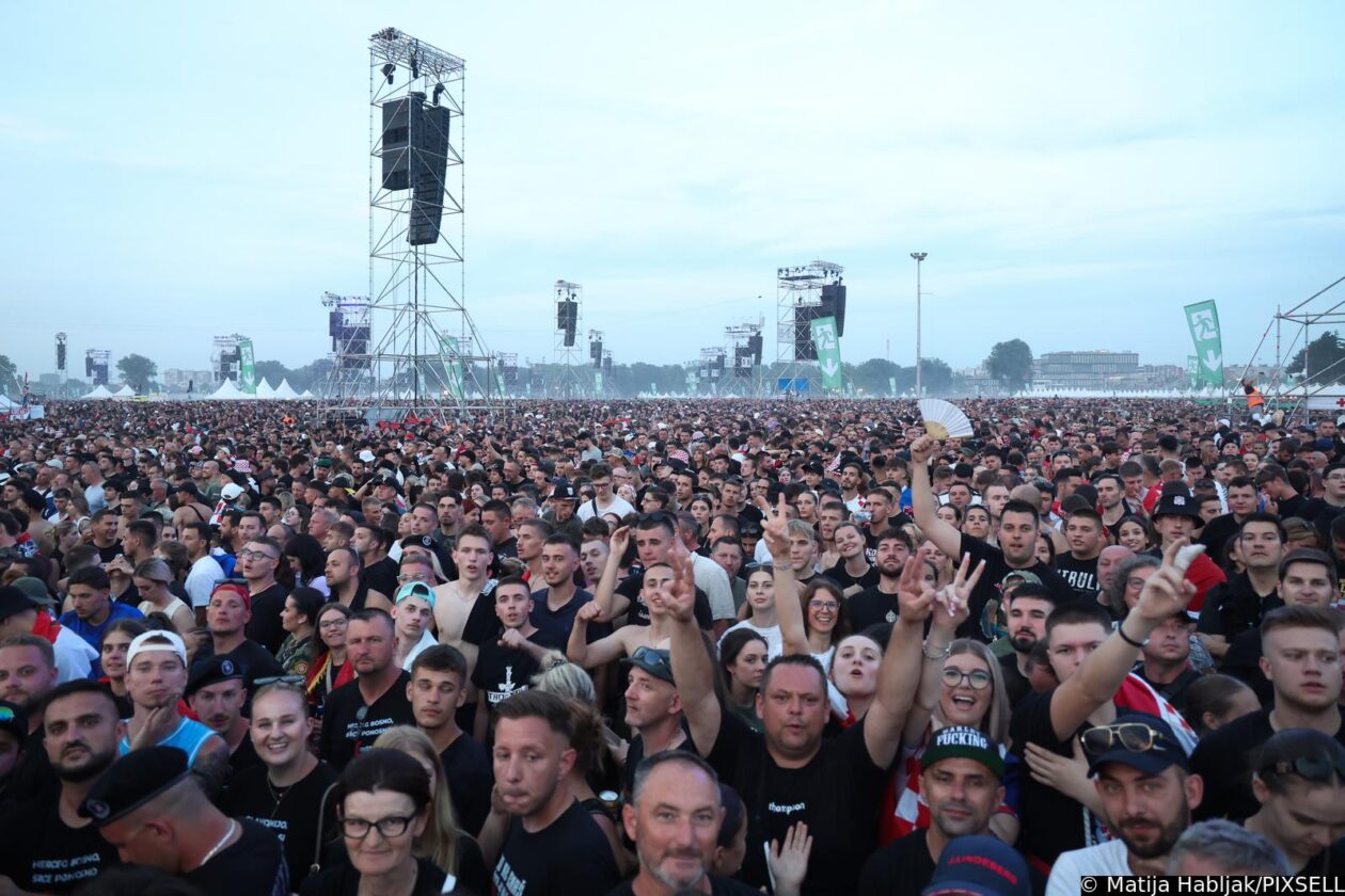 Zagreb: Atmosfera na Hipodromu uoči samog početka koncerta Marka Perkovića Thompsona Zagreb: Atmosfera na Hipodromu uoči samog početka koncerta Marka Perkovića Thompsona