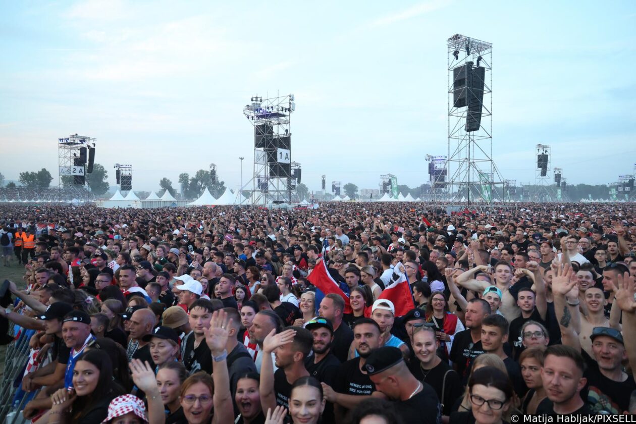 Zagreb: Atmosfera na Hipodromu uoči samog početka koncerta Marka Perkovića Thompsona Zagreb: Atmosfera na Hipodromu uoči samog početka koncerta Marka Perkovića Thompsona