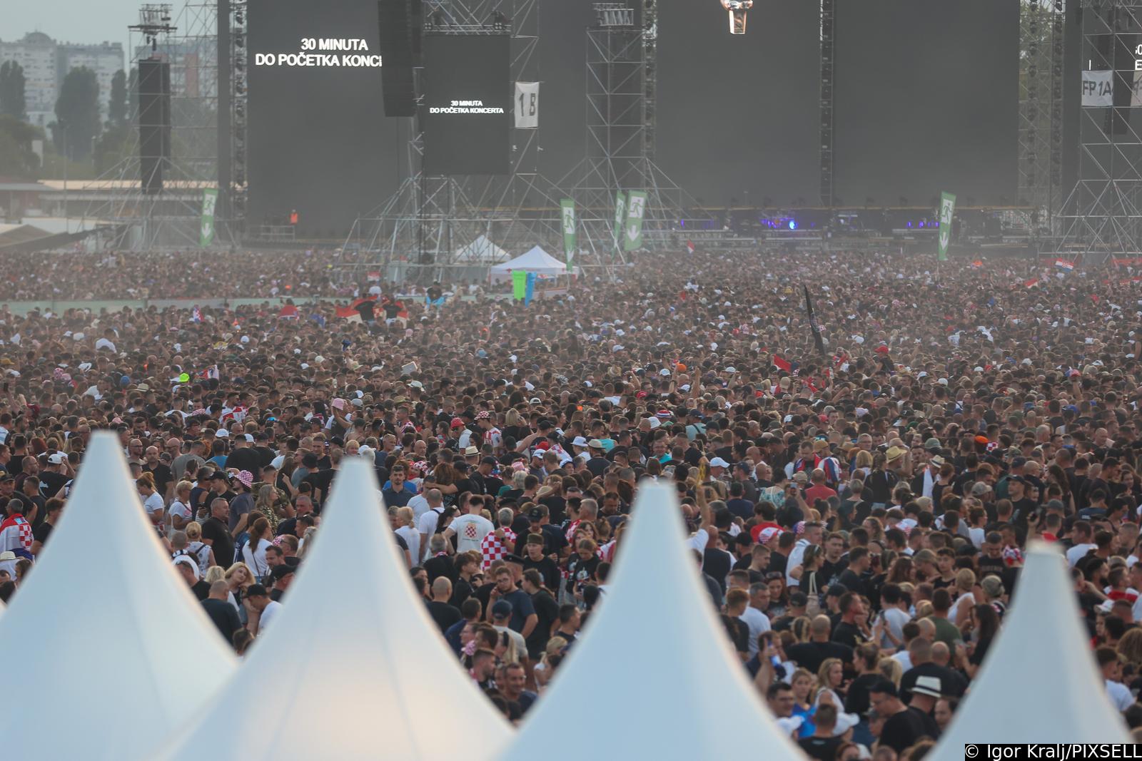 Zagreb: Atmosfera na Hipodromu uoči samog početka koncerta Marka Perkovića Thompsona