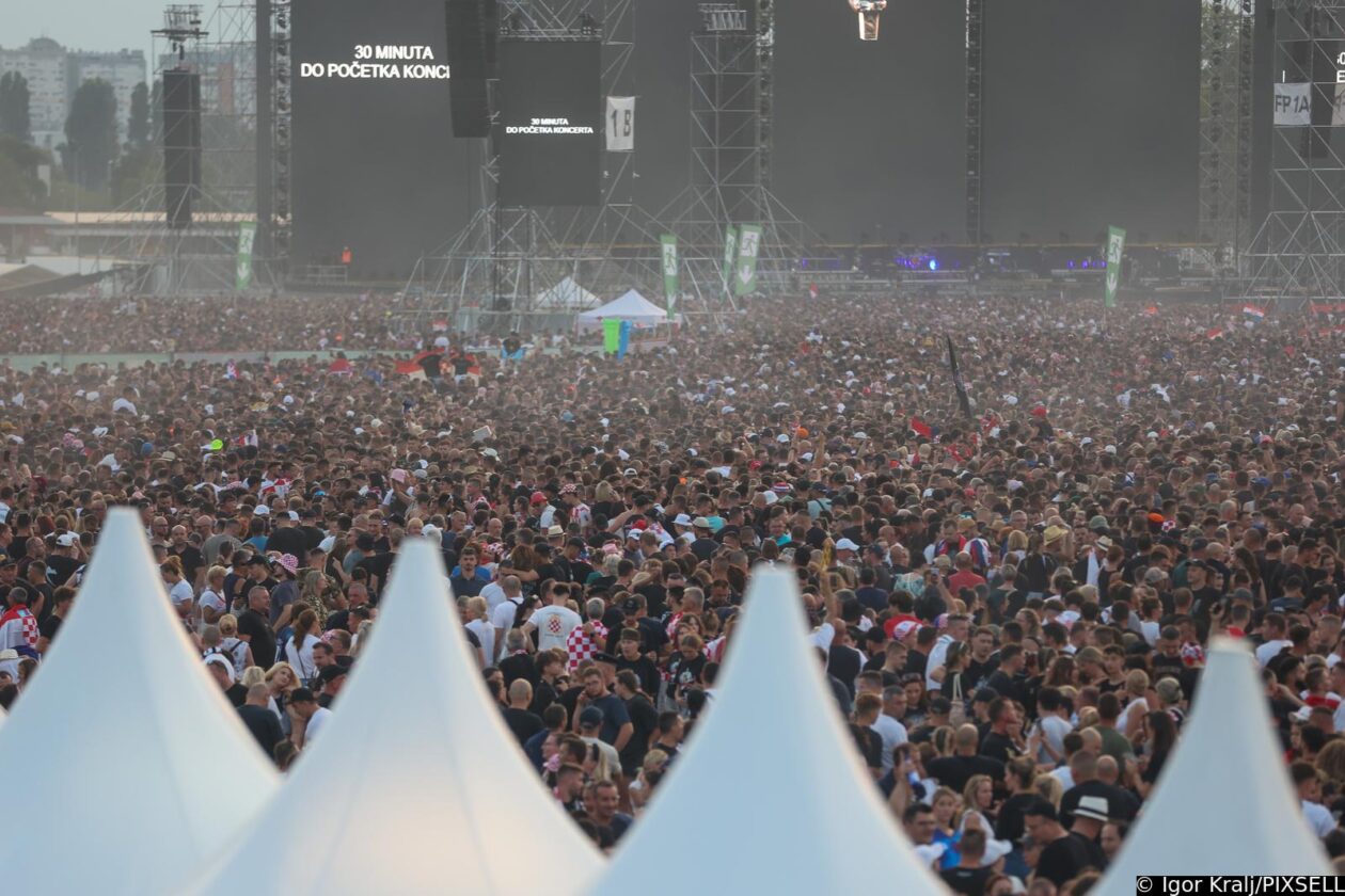 Zagreb: Atmosfera na Hipodromu uoči samog početka koncerta Marka Perkovića Thompsona Zagreb: Atmosfera na Hipodromu uoči samog početka koncerta Marka Perkovića Thompsona