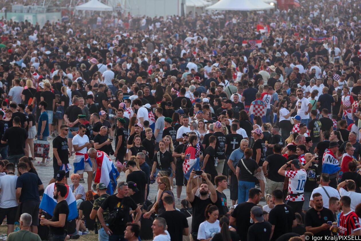 Zagreb: Atmosfera na Hipodromu uoči samog početka koncerta Marka Perkovića Thompsona Zagreb: Atmosfera na Hipodromu uoči samog početka koncerta Marka Perkovića Thompsona