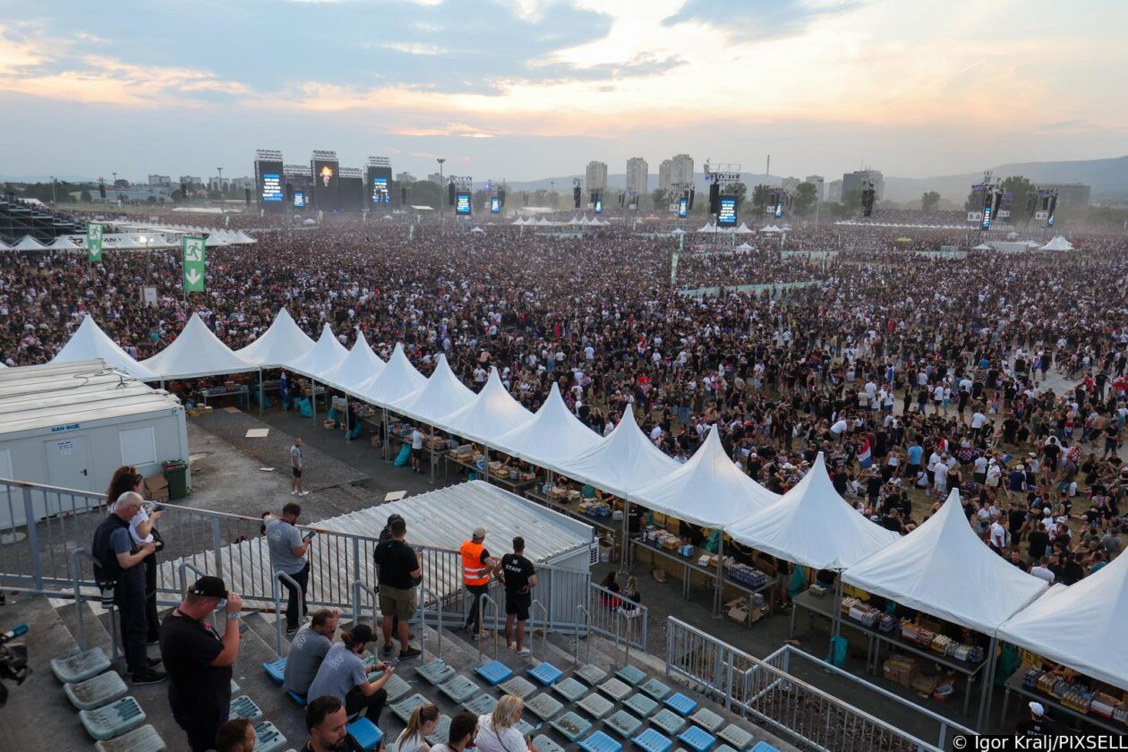 Zagreb: Atmosfera na Hipodromu uoči samog početka koncerta Marka Perkovića Thompsona Zagreb: Atmosfera na Hipodromu uoči samog početka koncerta Marka Perkovića Thompsona