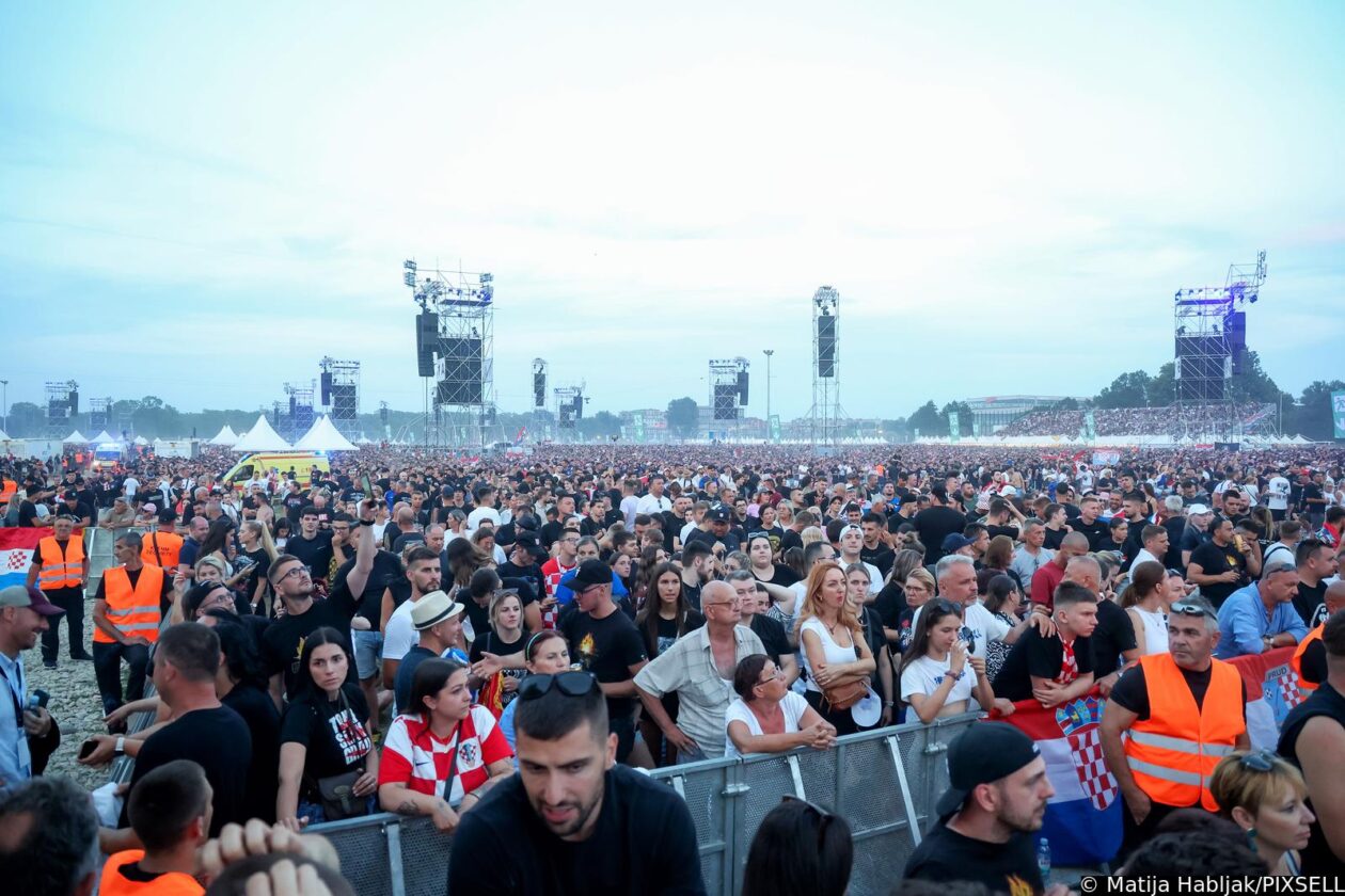 Zagreb: Atmosfera na Hipodromu uoči samog početka koncerta Marka Perkovića Thompsona Zagreb: Atmosfera na Hipodromu uoči samog početka koncerta Marka Perkovića Thompsona