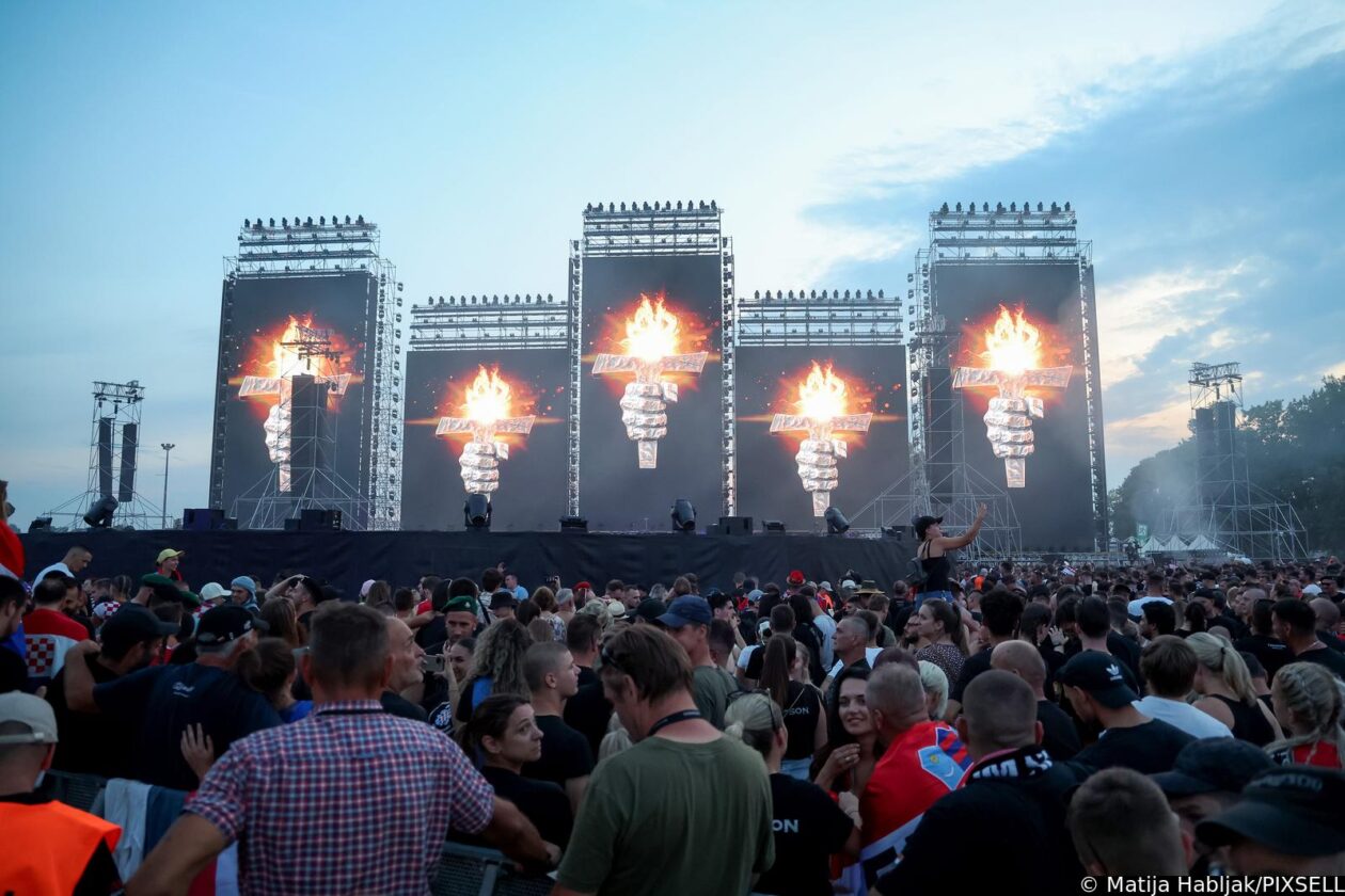 Zagreb: Atmosfera na Hipodromu uoči samog početka koncerta Marka Perkovića Thompsona Zagreb: Atmosfera na Hipodromu uoči samog početka koncerta Marka Perkovića Thompsona