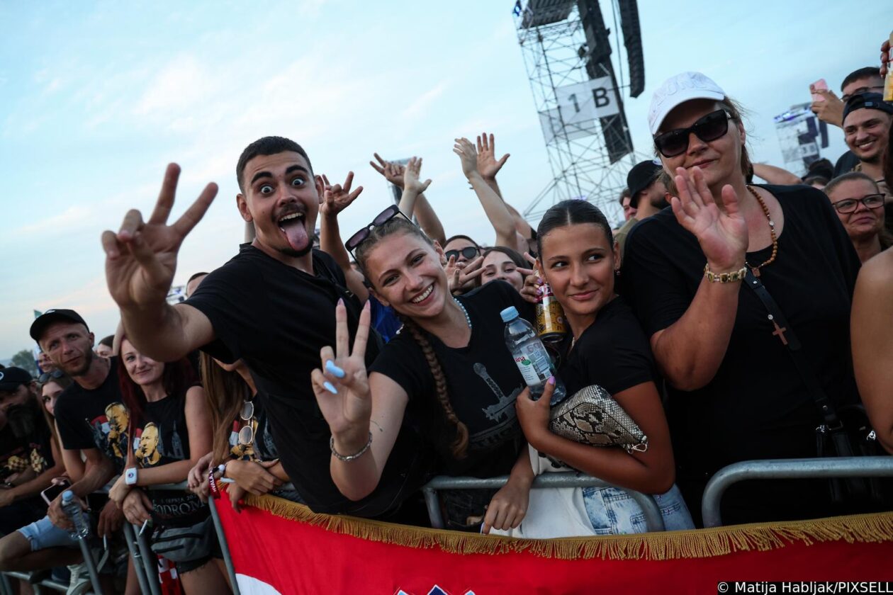 Zagreb: Atmosfera na Hipodromu uoči samog početka koncerta Marka Perkovića Thompsona Zagreb: Atmosfera na Hipodromu uoči samog početka koncerta Marka Perkovića Thompsona