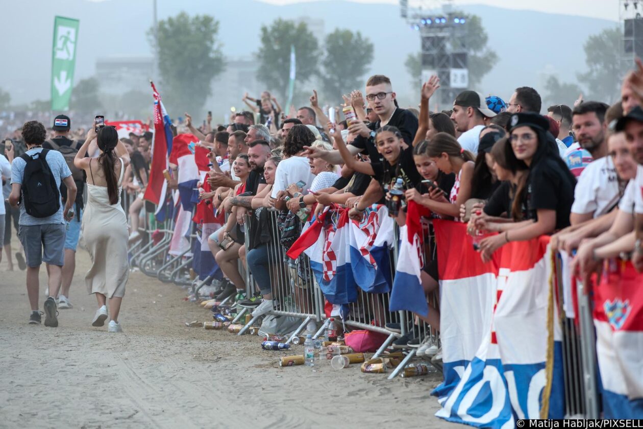 Zagreb: Atmosfera na Hipodromu uoči samog početka koncerta Marka Perkovića Thompsona Zagreb: Atmosfera na Hipodromu uoči samog početka koncerta Marka Perkovića Thompsona