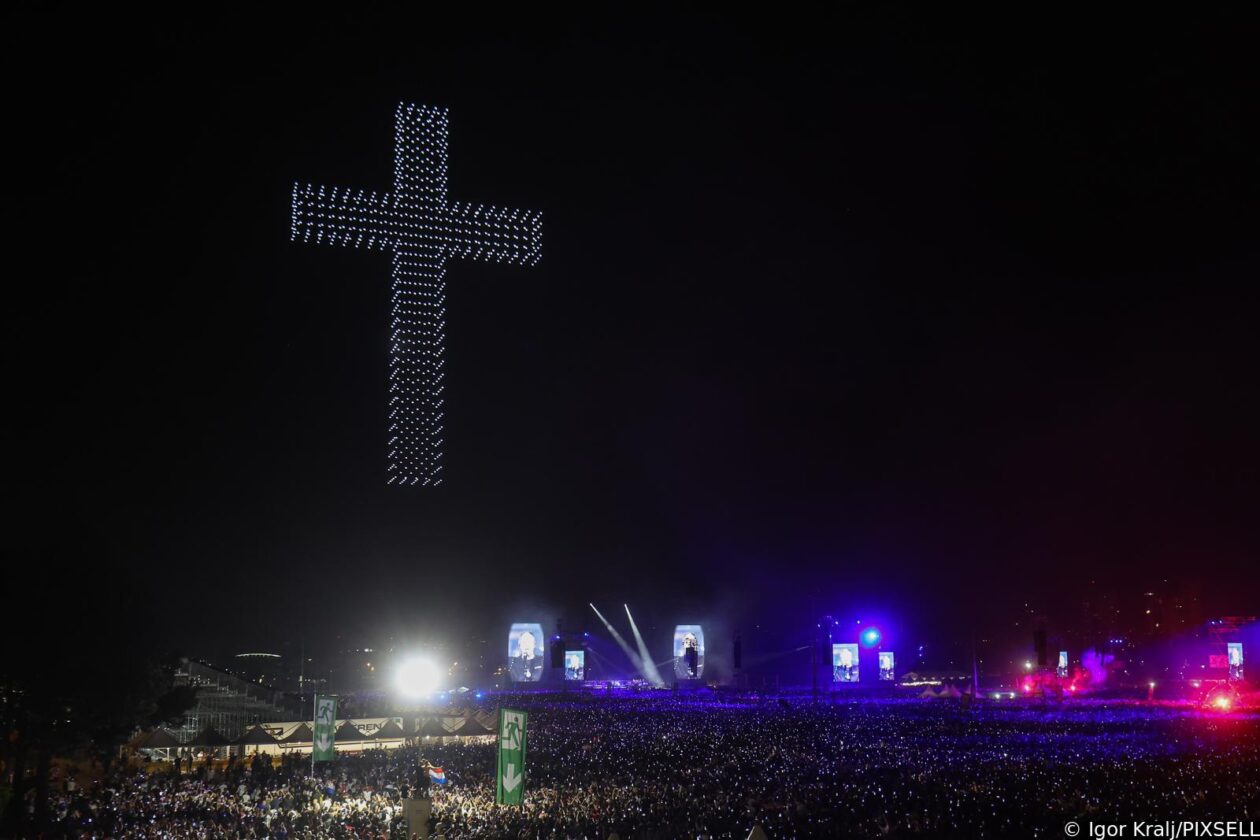 Scenografija dronovima na koncertu Marka Perkovića Thompsona Scenografija dronovima na koncertu Marka Perkovića Thompsona