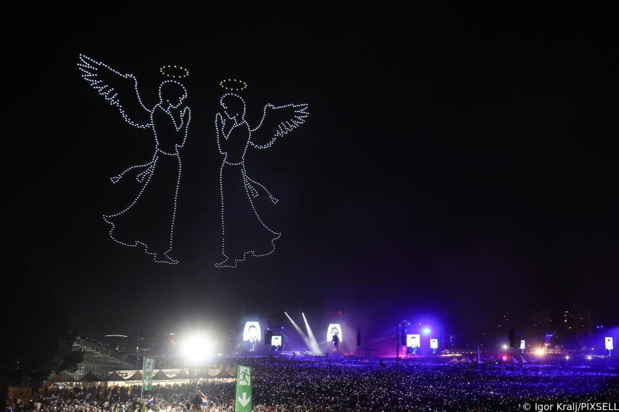 Scenografija dronovima na koncertu Marka Perkovića Thompsona Scenografija dronovima na koncertu Marka Perkovića Thompsona