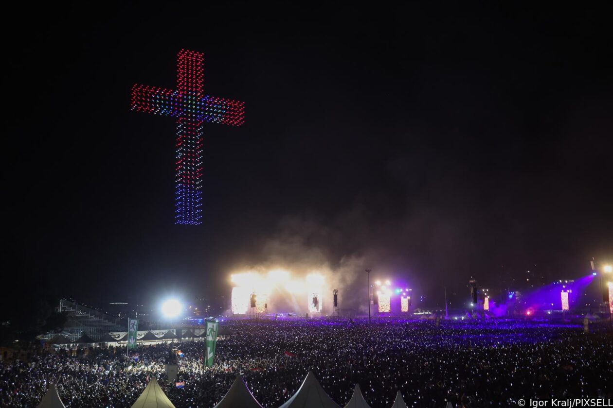 Scenografija dronovima na koncertu Marka Perkovića Thompsona Scenografija dronovima na koncertu Marka Perkovića Thompsona