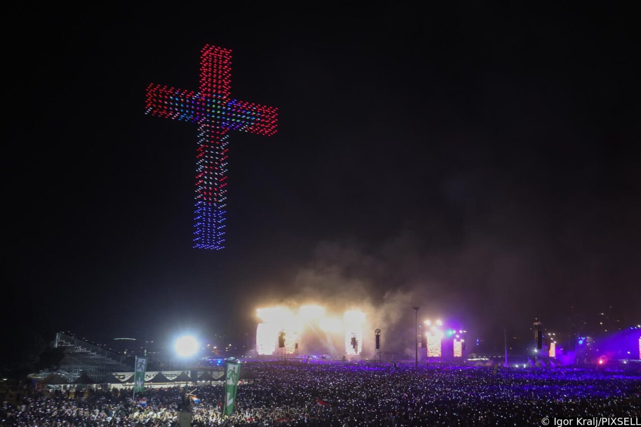 Scenografija dronovima na koncertu Marka Perkovića Thompsona Scenografija dronovima na koncertu Marka Perkovića Thompsona