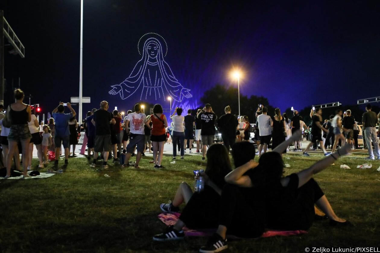 Scenografija dronovima na koncertu Marka Perkovića Thompsona Scenografija dronovima na koncertu Marka Perkovića Thompsona