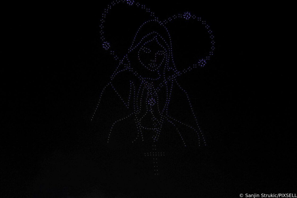 Scenografija dronovima na koncertu Marka Perkovića Thompsona Scenografija dronovima na koncertu Marka Perkovića Thompsona