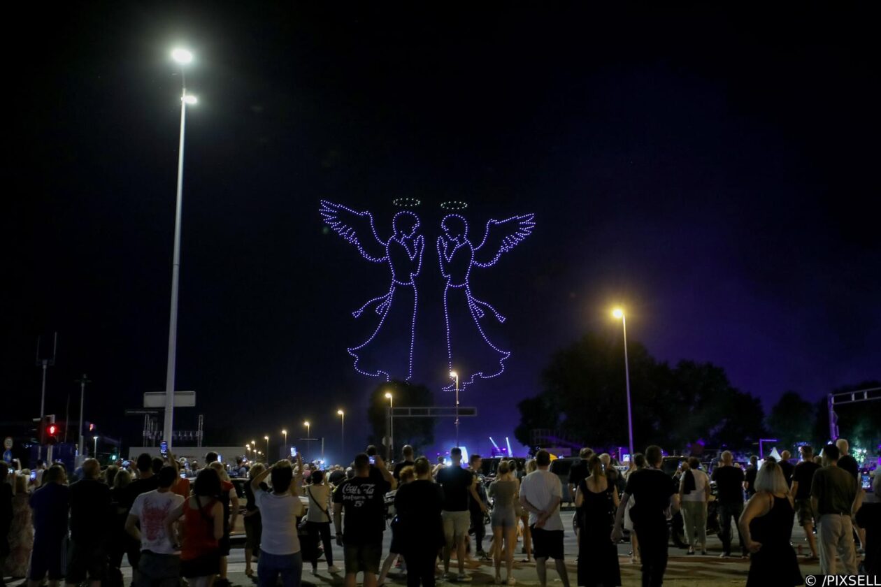 Scenografija dronovima na koncertu Marka Perkovića Thompsona Scenografija dronovima na koncertu Marka Perkovića Thompsona