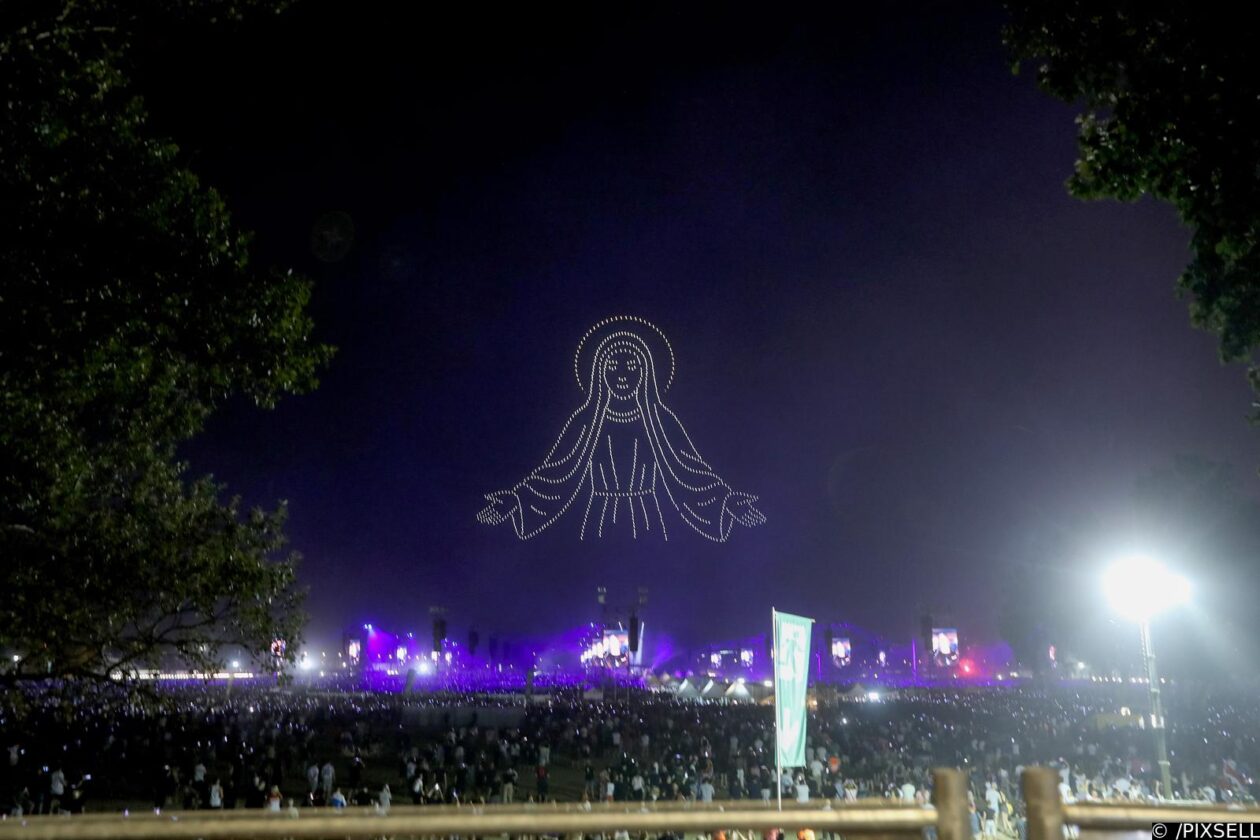 Scenografija dronovima na koncertu Marka Perkovića Thompsona Scenografija dronovima na koncertu Marka Perkovića Thompsona