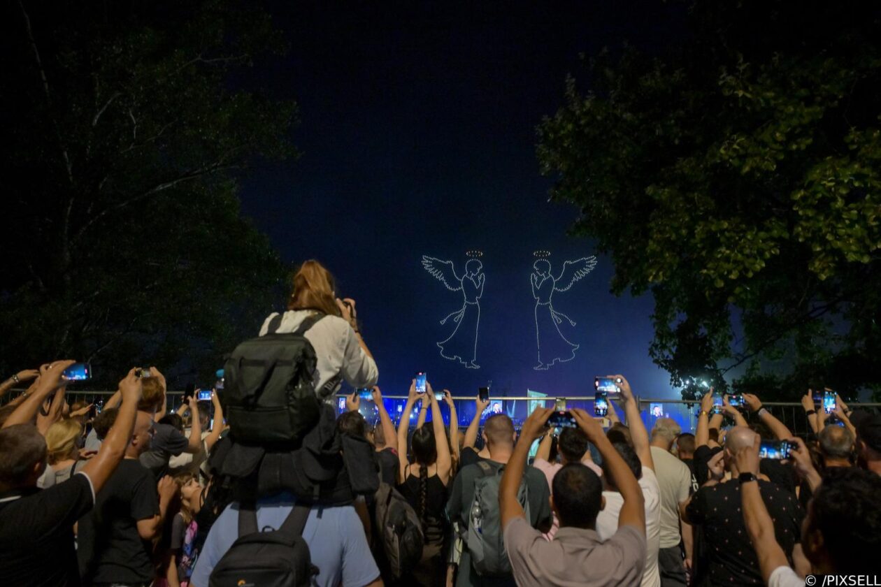 Scenografija dronovima na koncertu Marka Perkovića Thompsona Scenografija dronovima na koncertu Marka Perkovića Thompsona