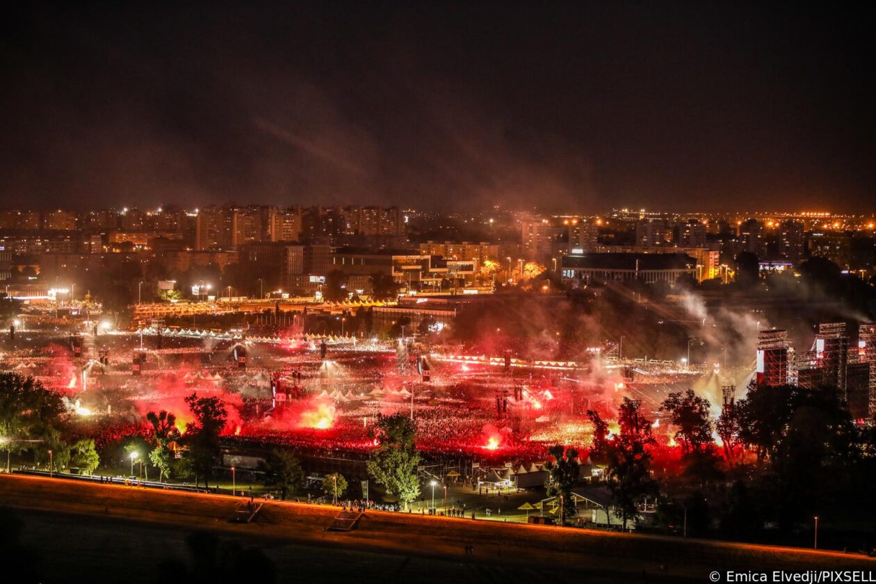 Pogled s Prisavlja na scenografiju dronovima na koncertu Marka Perkovića Thompsona Pogled s Prisavlja na scenografiju dronovima na koncertu Marka Perkovića Thompsona
