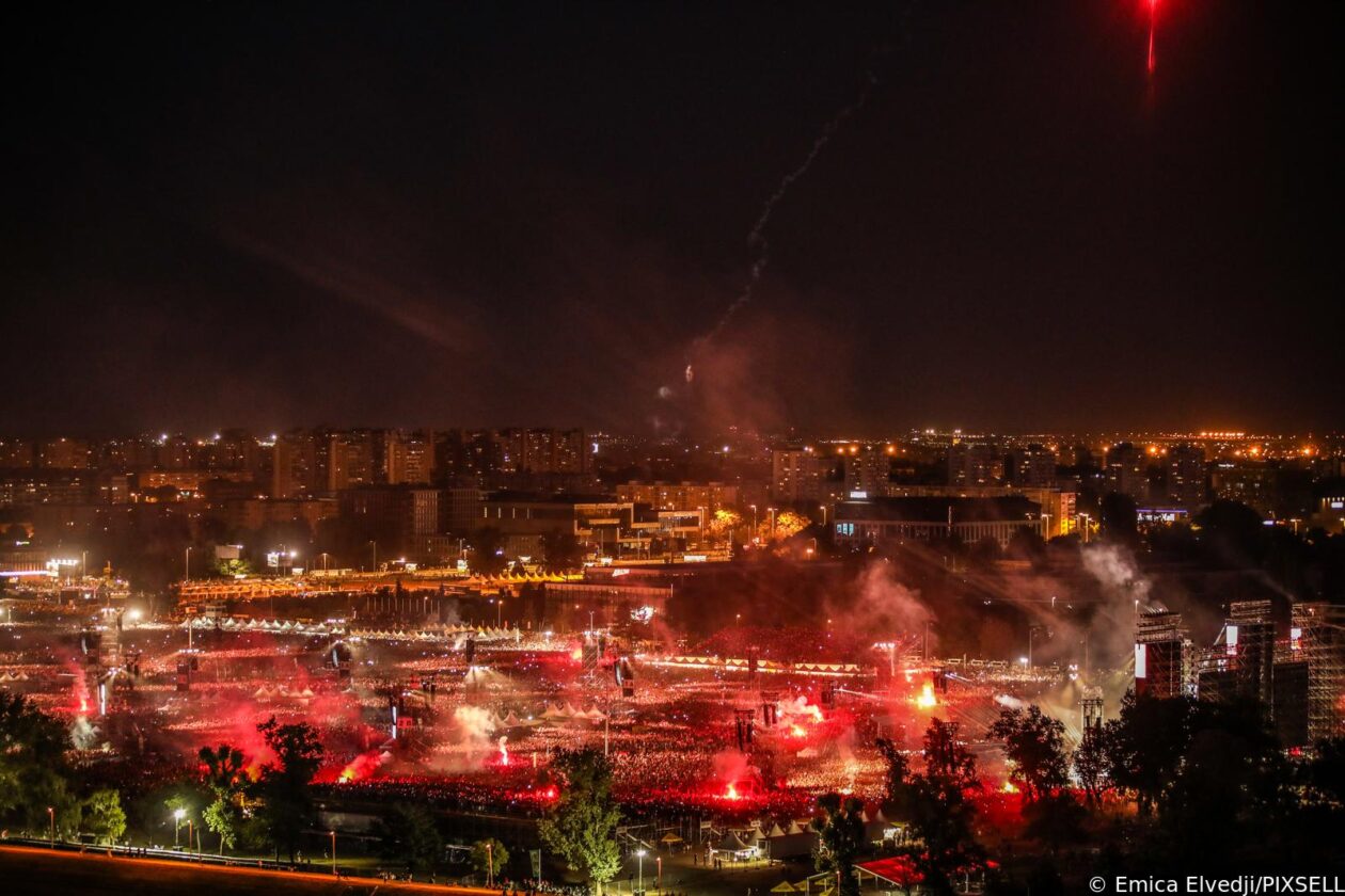 Pogled s Prisavlja na scenografiju dronovima na koncertu Marka Perkovića Thompsona Pogled s Prisavlja na scenografiju dronovima na koncertu Marka Perkovića Thompsona