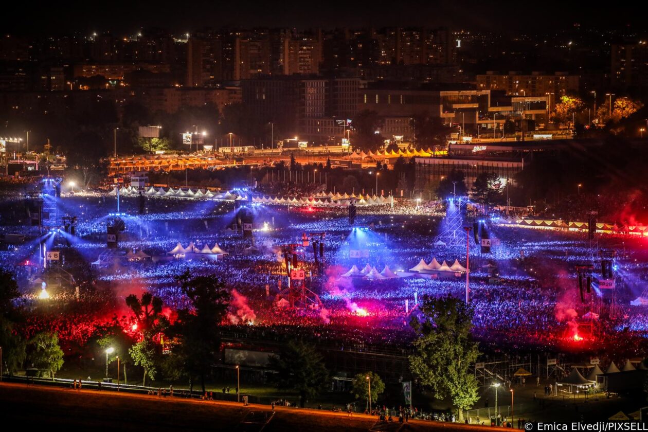 Pogled s Prisavlja na scenografiju dronovima na koncertu Marka Perkovića Thompsona Pogled s Prisavlja na scenografiju dronovima na koncertu Marka Perkovića Thompsona