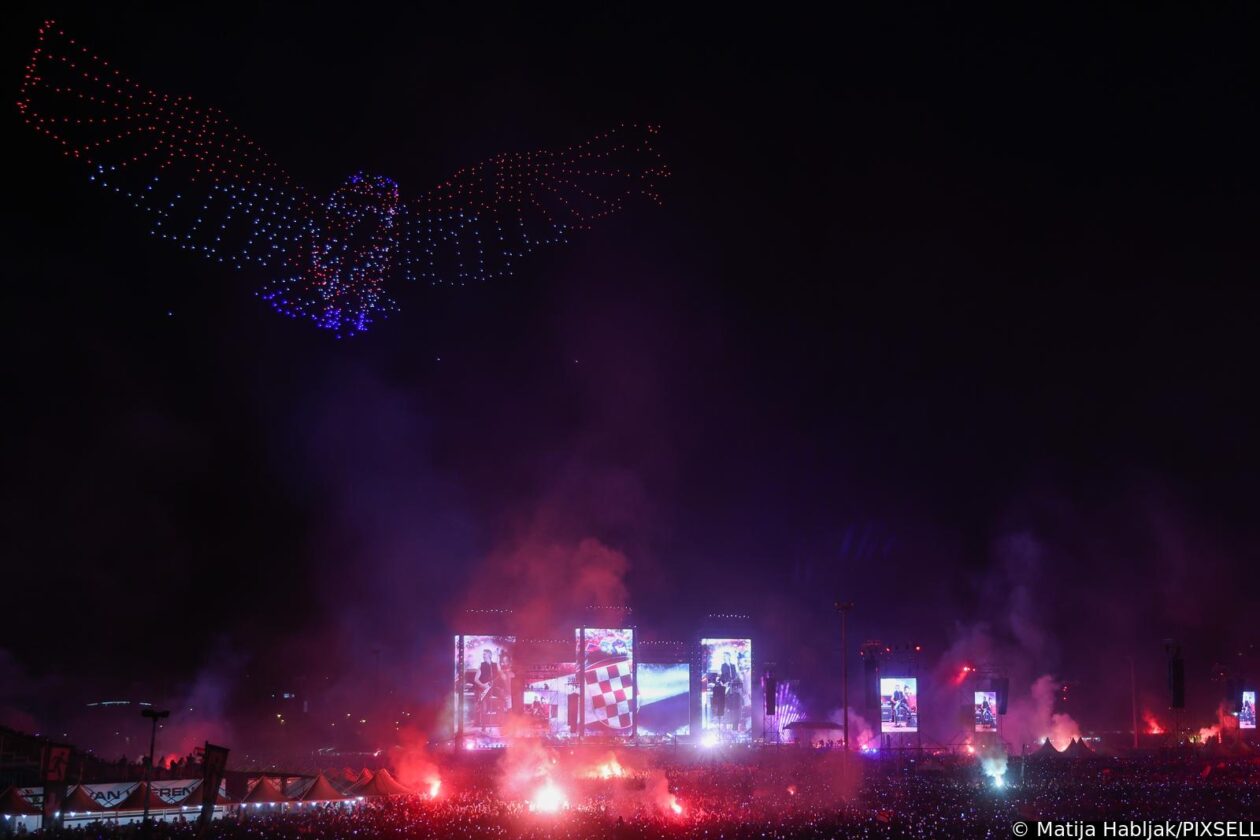 Scenografija dronovima na koncertu Marka Perkovića Thompsona Scenografija dronovima na koncertu Marka Perkovića Thompsona