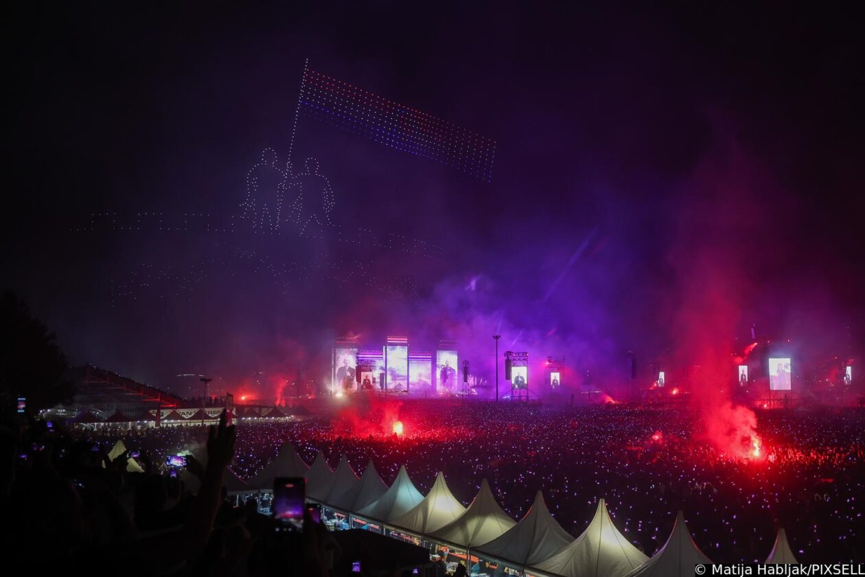 Scenografija dronovima na koncertu Marka Perkovića Thompsona Scenografija dronovima na koncertu Marka Perkovića Thompsona