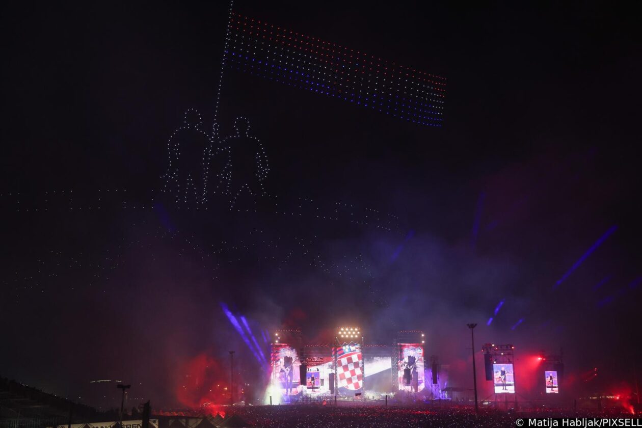 Scenografija dronovima na koncertu Marka Perkovića Thompsona Scenografija dronovima na koncertu Marka Perkovića Thompsona