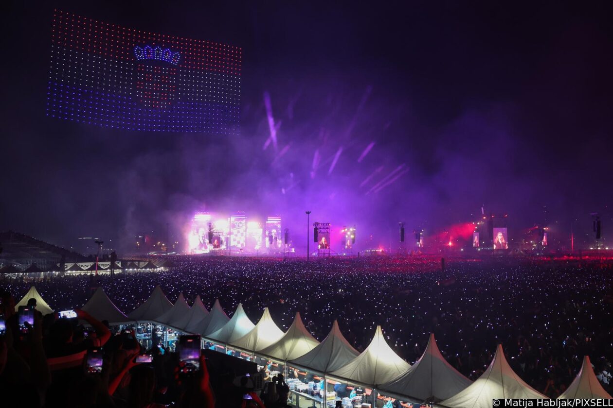 Scenografija dronovima na koncertu Marka Perkovića Thompsona Scenografija dronovima na koncertu Marka Perkovića Thompsona