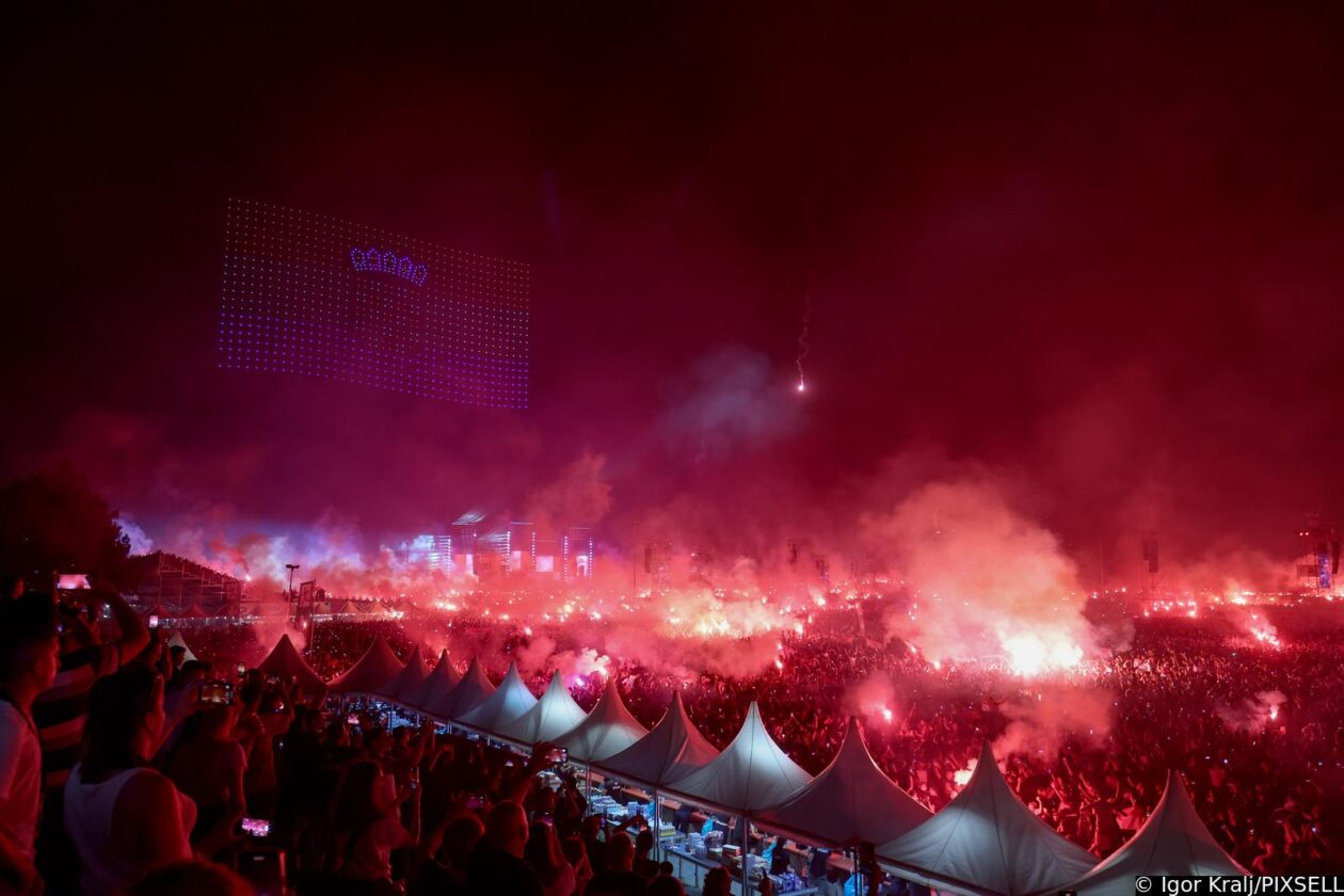 Zagreb: Euforija i bakljada na koncertu Marka Perkovića Thompsona Zagreb: Euforija i bakljada na koncertu Marka Perkovića Thompsona