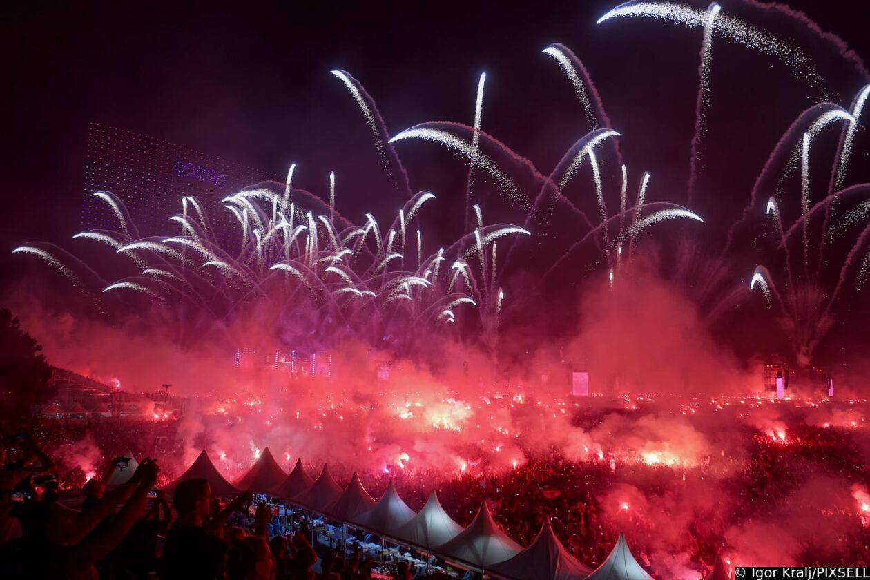 Zagreb: Euforija i bakljada na koncertu Marka Perkovića Thompsona Zagreb: Euforija i bakljada na koncertu Marka Perkovića Thompsona