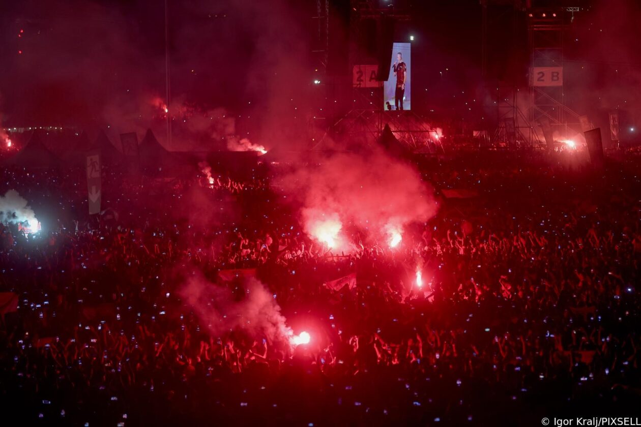 Zagreb: Euforija i bakljada na koncertu Marka Perkovića Thompsona Zagreb: Euforija i bakljada na koncertu Marka Perkovića Thompsona